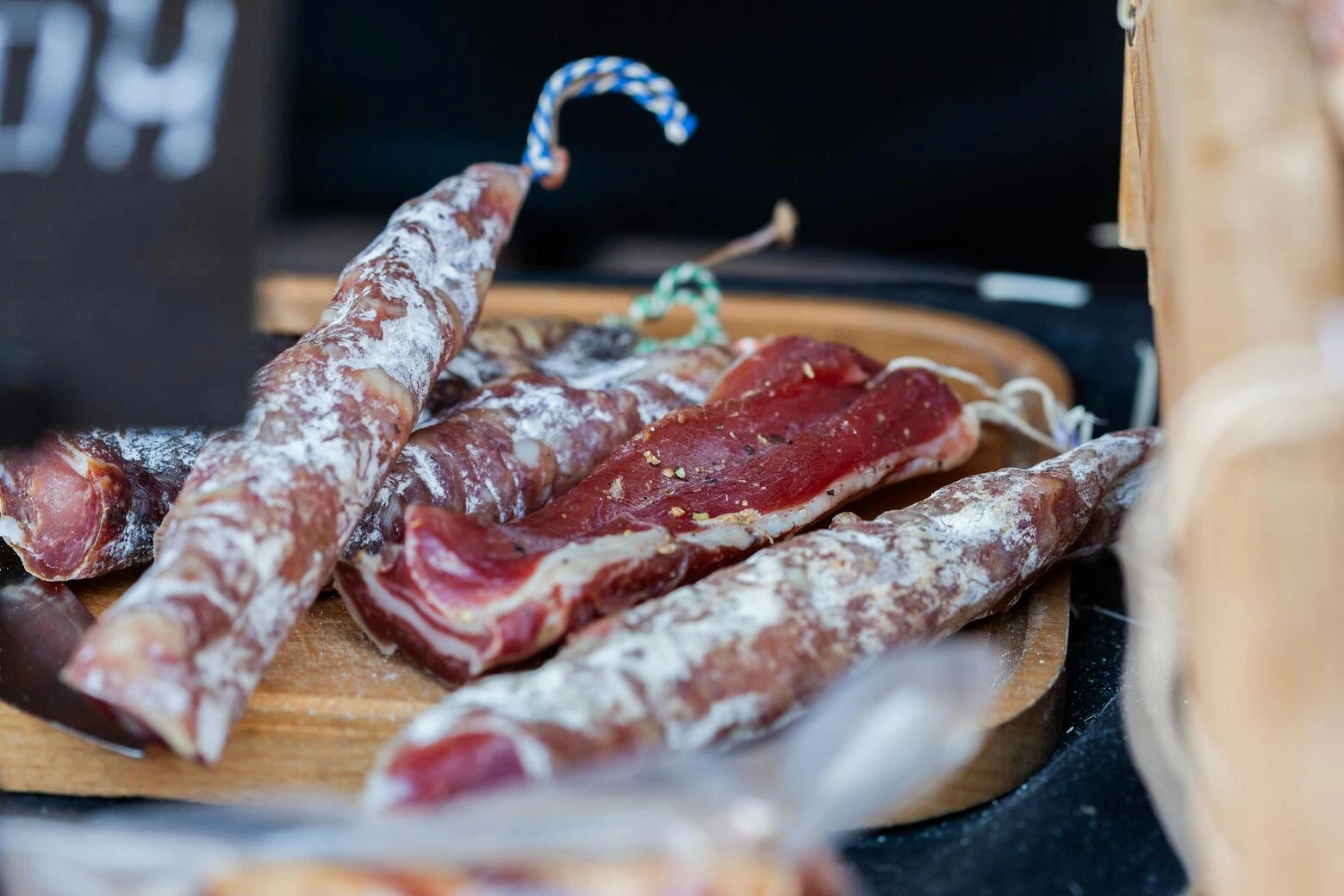 Plateau de présentation de saucissons et coppa