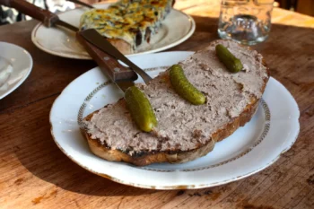 Tranche de pain tartiné de pâté