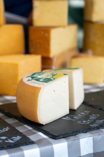 Quelques fromages coupés sur un présentoir