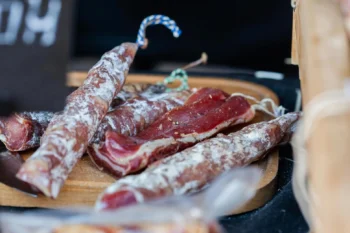 Plateau de présentation de saucissons et coppa