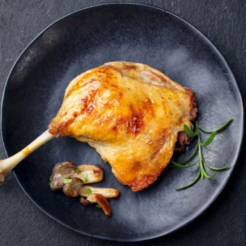 Confit de canard présenté dans une assiette