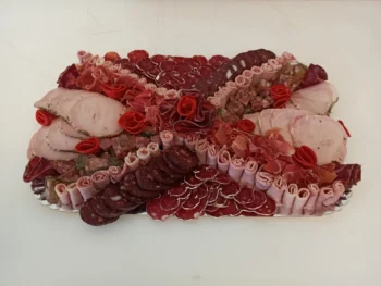 Plateau de charcuterie, rosette, jambons blanc et sec, saucissons...